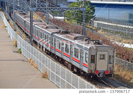 Tokaido Main Line, Higashi-Takashima - Sakuragicho: JR Freight DE10-1662 + Tokyu Meguro Line, 3000 series, 3006 formation. Tokaido Main Line, Higashi-Takashima - Sakuragicho: JR Freight DE10-1662 + Tokyu Meguro Line, 3000 series, 3006 formation. 137906717