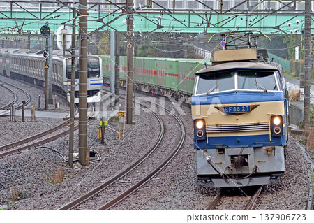 Tokaido Main Line, Higashi-Totsuka - Hodogaya, JR Freight EF66-27 (Suita), JR East E217 series Y-10 formation. Tokaido Main Line, Higashi-Totsuka - Hodogaya, JR Freight EF66-27 (Suita), JR East E217 series Y-10 formation. 137906723