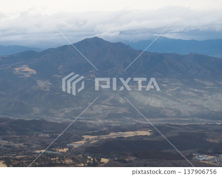 The foot of the mountain is shrouded in a yellow haze of cedar pollen (20260228071136) The foot of the mountain is shrouded in a yellow haze of cedar pollen (20260228071136) 137906756