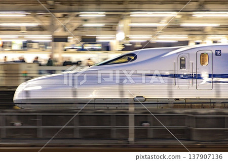 一列東海道新幹線列車抵達名古屋站。 137907136