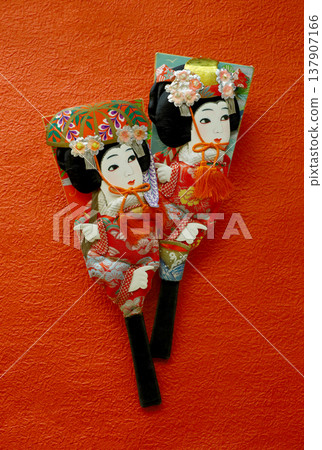 傳統的日式裝飾棋，背景為紅色。 137907166