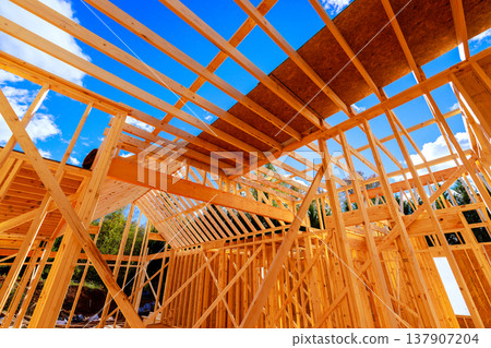 Construction of wooden trusses structure under visible framing beams 137907204