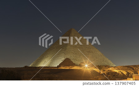 夜晚燈光照耀下的吉薩大金字塔,景色令人嘆為觀止。 夜晚燈光照耀下的吉薩大金字塔,景色令人嘆為觀止。 137907405