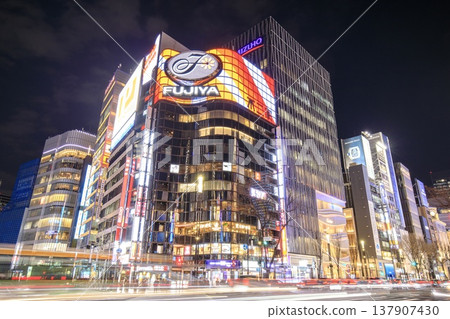 東京銀座夜景（數寄屋橋十字路口） 137907430