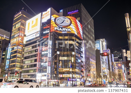東京銀座夜景(數寄屋橋十字路口) 東京銀座夜景(數寄屋橋十字路口) 137907431
