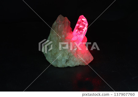 黑色背景上的水晶 137907760