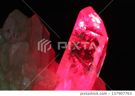 黑色背景上的水晶 黑色背景上的水晶 137907763