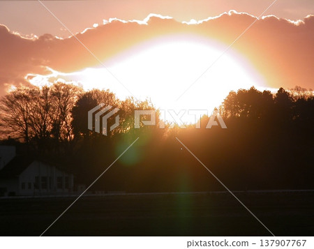 The western sky transformed into a vast orange color (March 24, 2015). Spring has arrived. The school lunch center is enveloped in clouds. The western sky transformed into a vast orange color (March 24, 2015). Spring has arrived. The school lunch center is enveloped in clouds. 137907767