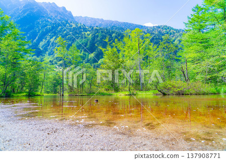 [Spectacular Scenery] Kamikochi in early summer - Tashiro Pond surrounded by fresh greenery [Nagano Prefecture] 137908771
