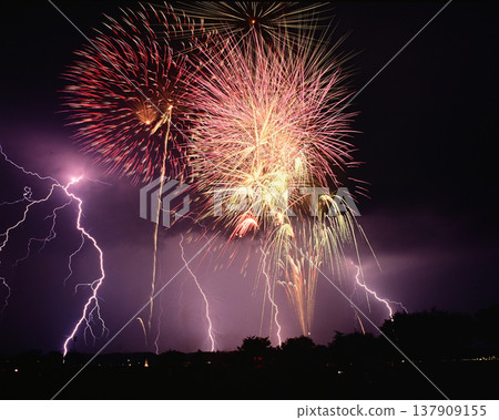 煙花和閃電 137909155