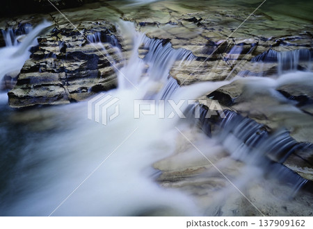 清澈的溪流流過基岩 清澈的溪流流過基岩 137909162