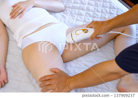 女性在伴侶(男友、丈夫)的協助下使用VIO家用除毛儀進行除毛-修剪 女性在伴侶(男友、丈夫)的協助下使用VIO家用除毛儀進行除毛-修剪 137909237