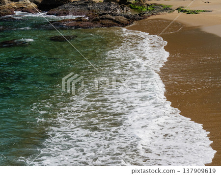 兵庫縣豐岡市的竹野海岸擁有格外清澈透明的海水。 137909619
