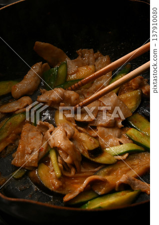 Cooking scene of stir-fried eggplant, cucumber, and pork with spicy miso Cooking scene of stir-fried eggplant, cucumber, and pork with spicy miso 137910080