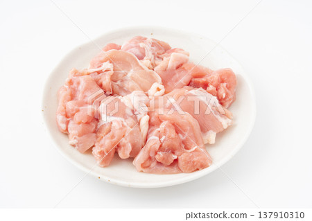 盤子裡盛著生雞腿肉塊,背景是白色。 盤子裡盛著生雞腿肉塊,背景是白色。 137910310