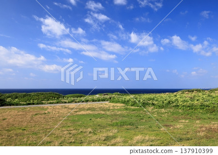 宮古島東邊那崎的天空與大海 宮古島東邊那崎的天空與大海 137910399