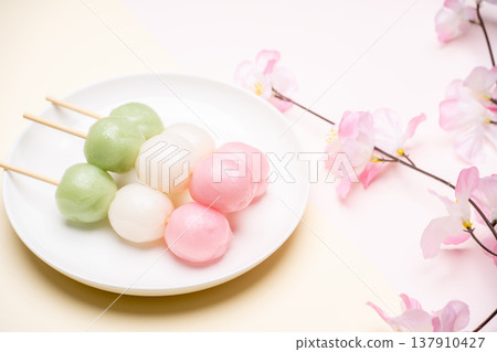 白色背景上的三色團子和櫻花產品攝影。 137910427