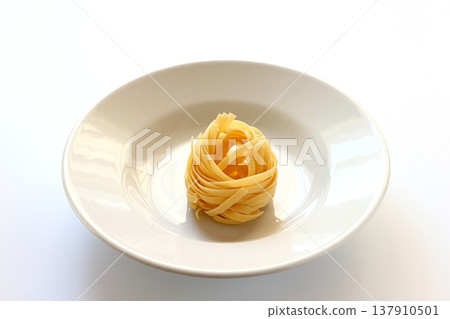 白色背景上放著乾的意大利寬麵條。 137910501