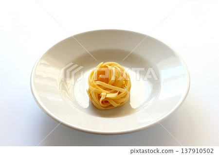 白色背景上放著乾的意大利寬麵條。 137910502