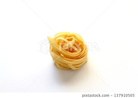 白色背景上放著乾的意大利寬麵條。 137910505