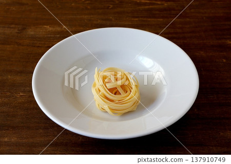 桌子背景：乾義大利寬麵 137910749