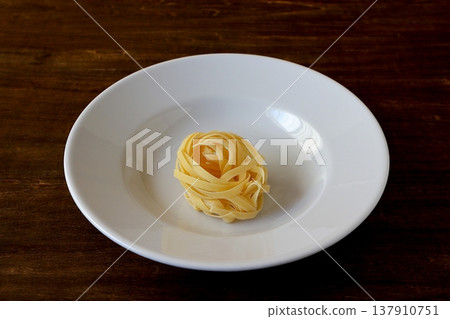 桌子背景：乾義大利寬麵 137910751