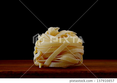 黑色背景的意大利寬麵條（乾的） 137910857