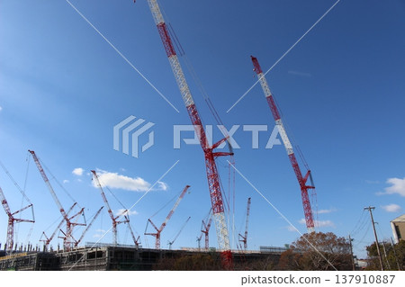 Crane construction, logistics center, large-scale construction Crane construction, logistics center, large-scale construction 137910887
