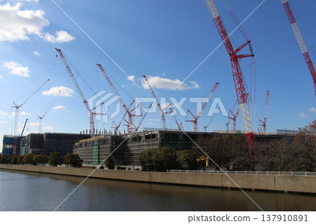 Crane construction, logistics center, large-scale construction Crane construction, logistics center, large-scale construction 137910891