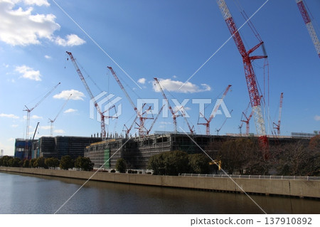 起重機施工、物流中心、大型建築 137910892