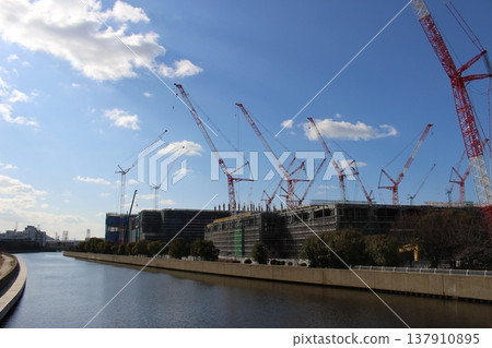 Crane construction, logistics center, large-scale construction Crane construction, logistics center, large-scale construction 137910895