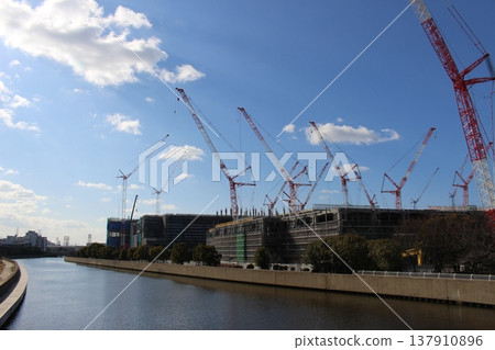 Crane construction, logistics center, large-scale construction Crane construction, logistics center, large-scale construction 137910896