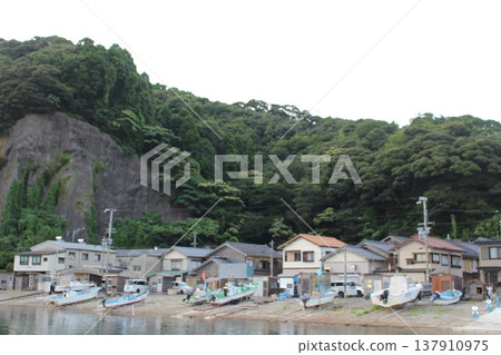 停泊在日本海兵庫縣霞港的漁船 停泊在日本海兵庫縣霞港的漁船 137910975