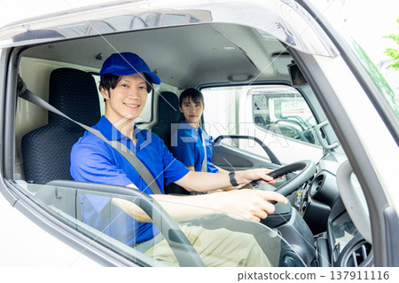 送貨員在車裡 137911116