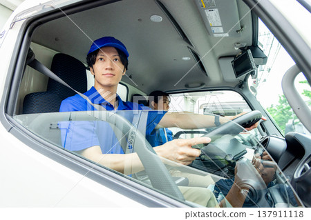 送貨員在車裡 137911118