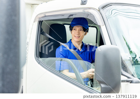 送貨員在車裡 137911119