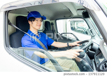 送貨員在車裡 137911120