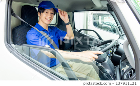 送貨員在車裡 137911121