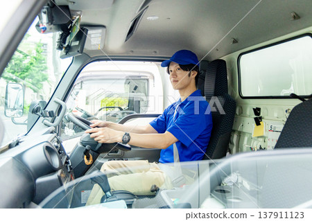 送貨員在車裡 137911123