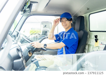 送貨員在車裡 137911125