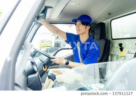 送貨員在車裡 137911127