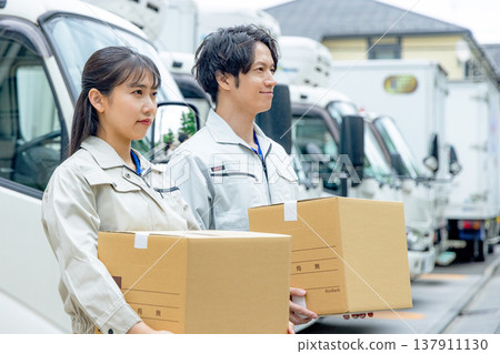 工人們在卡車前舉起紙箱 137911130
