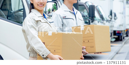 工人們在卡車前舉起紙箱 137911131