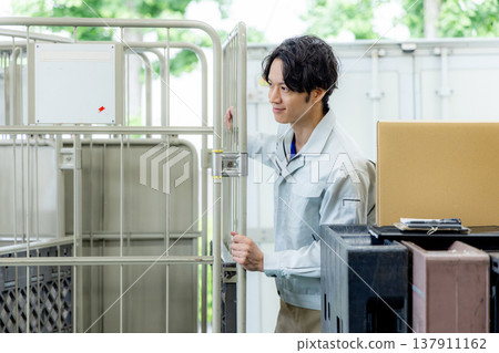 快遞員送行李 137911162
