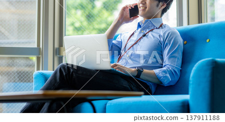 使用筆記本電腦的男人 137911188