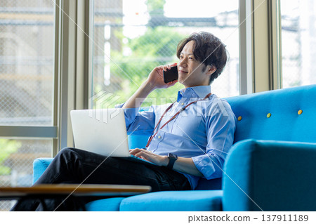 使用筆記本電腦的男人 137911189