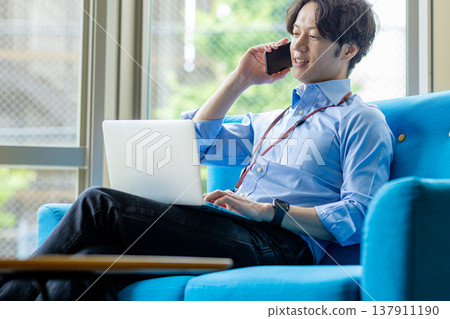 使用筆記本電腦的男人 137911190
