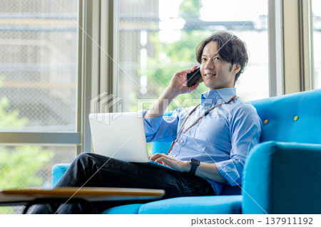 使用筆記本電腦的男人 137911192