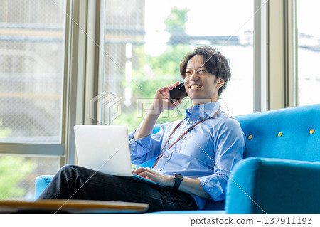 使用筆記本電腦的男人 137911193