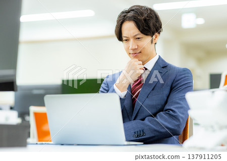 Business people working in the office Business people working in the office 137911205